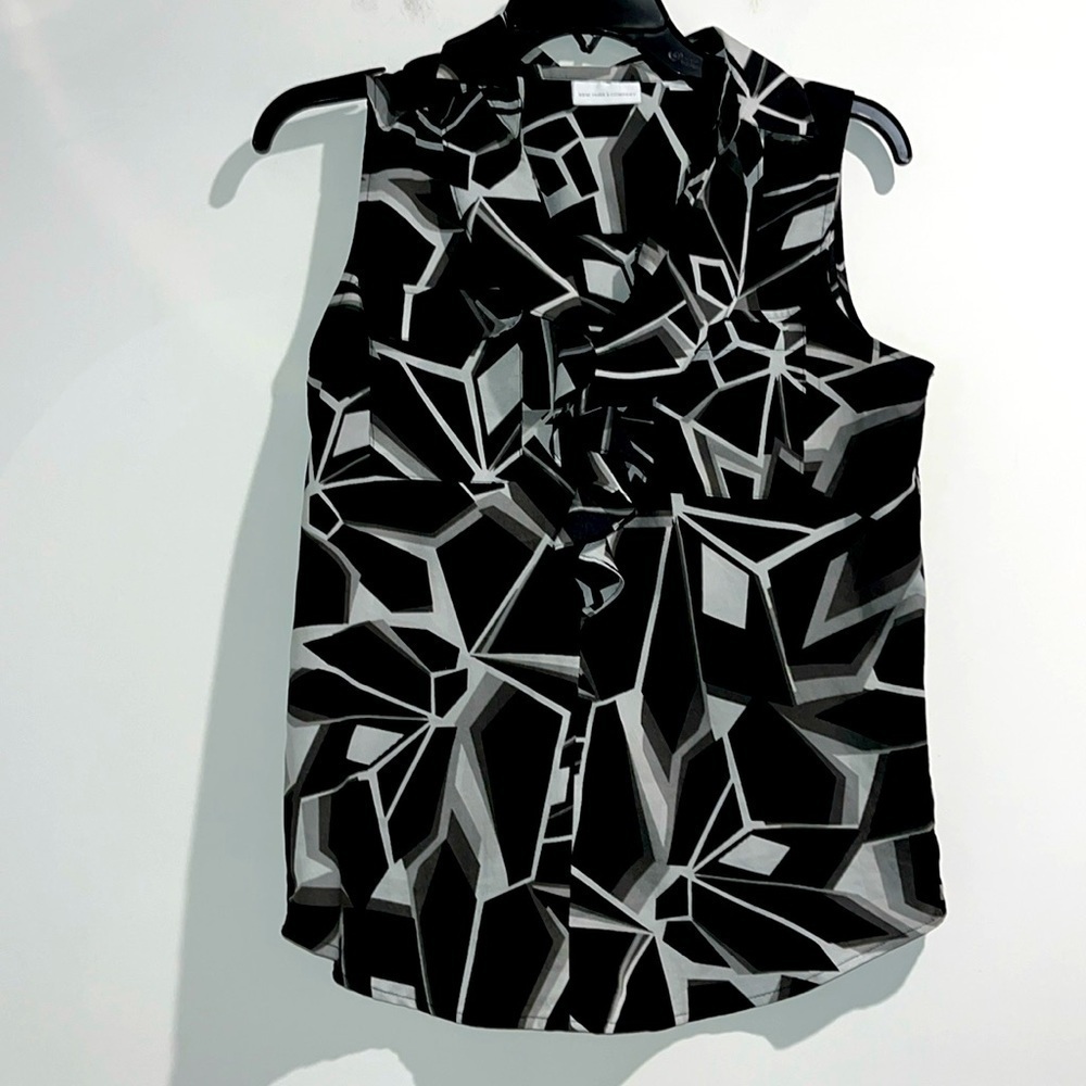 New York and Company black gray top. Size XS.